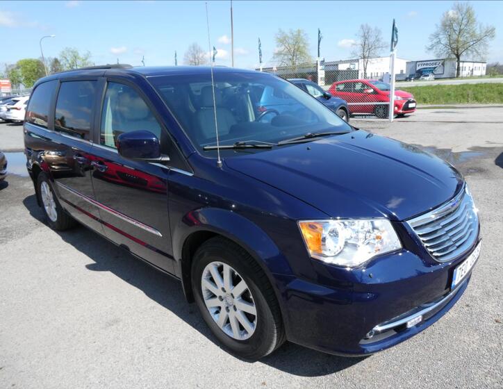 Chrysler Town & Country 1
