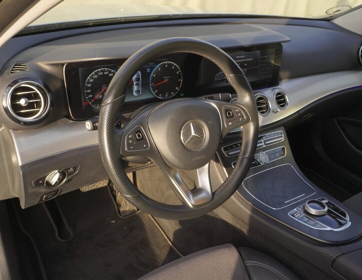 Mercedes-Benz Třídy E Sedan 2,0 l 180 kw