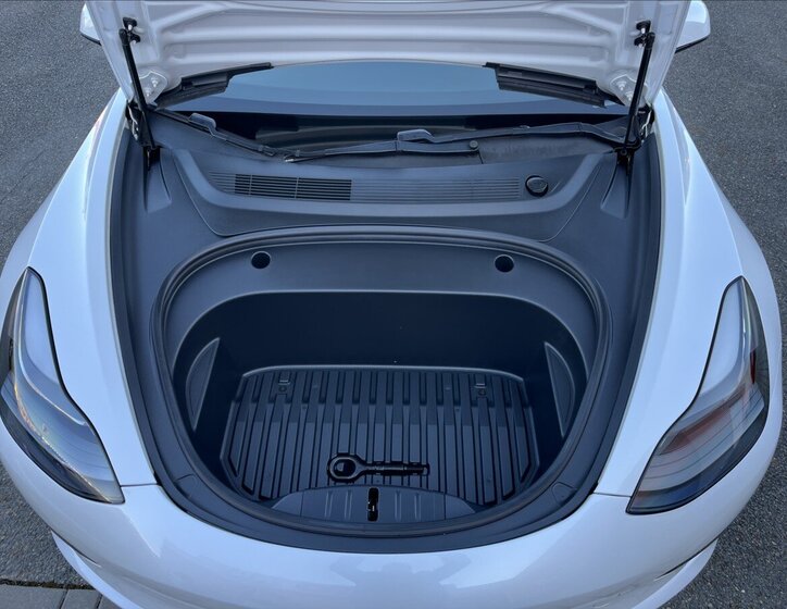 Tesla Model 3 Sedan / Limuzína 0,0 208 kw