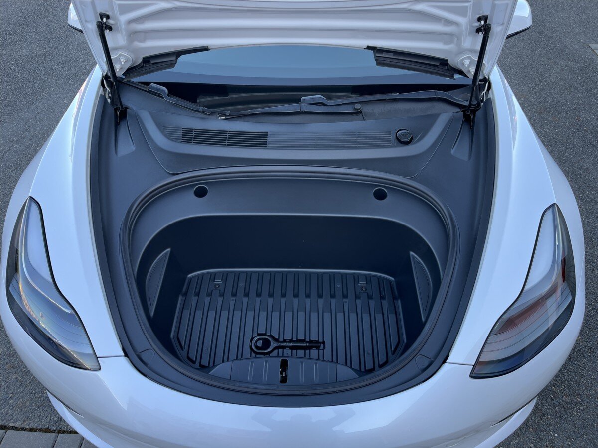 Tesla Model 3 Sedan / Limuzína 0,0 208 kw