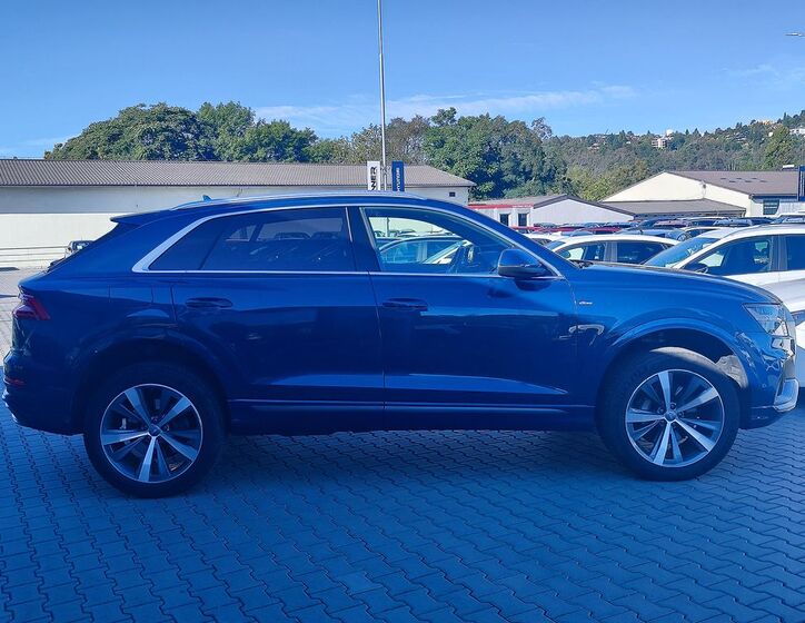 Audi Q8 4