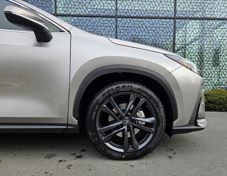 Lexus NX 350h SUV / Terénní 2,5 l 147 kw