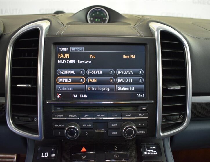 Porsche Cayenne SUV 4,8 l 405 kw