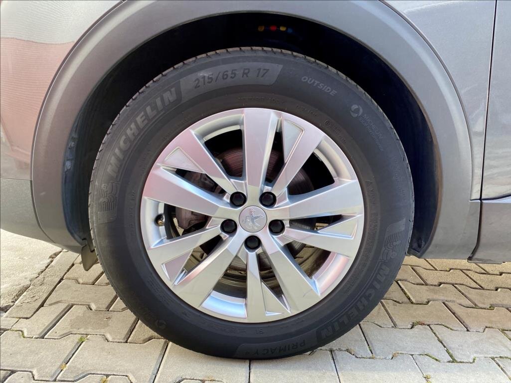 Peugeot 3008 SUV 1,2 l 96 kw