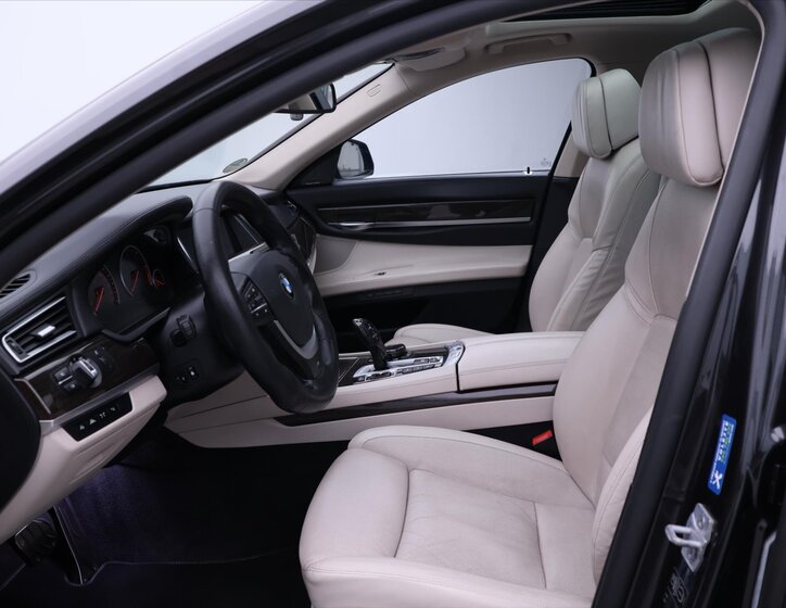 BMW Řada 7 Sedan 3,0 l 190 kw