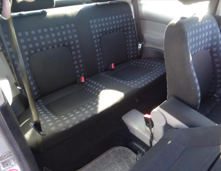 Volkswagen New Beetle 12