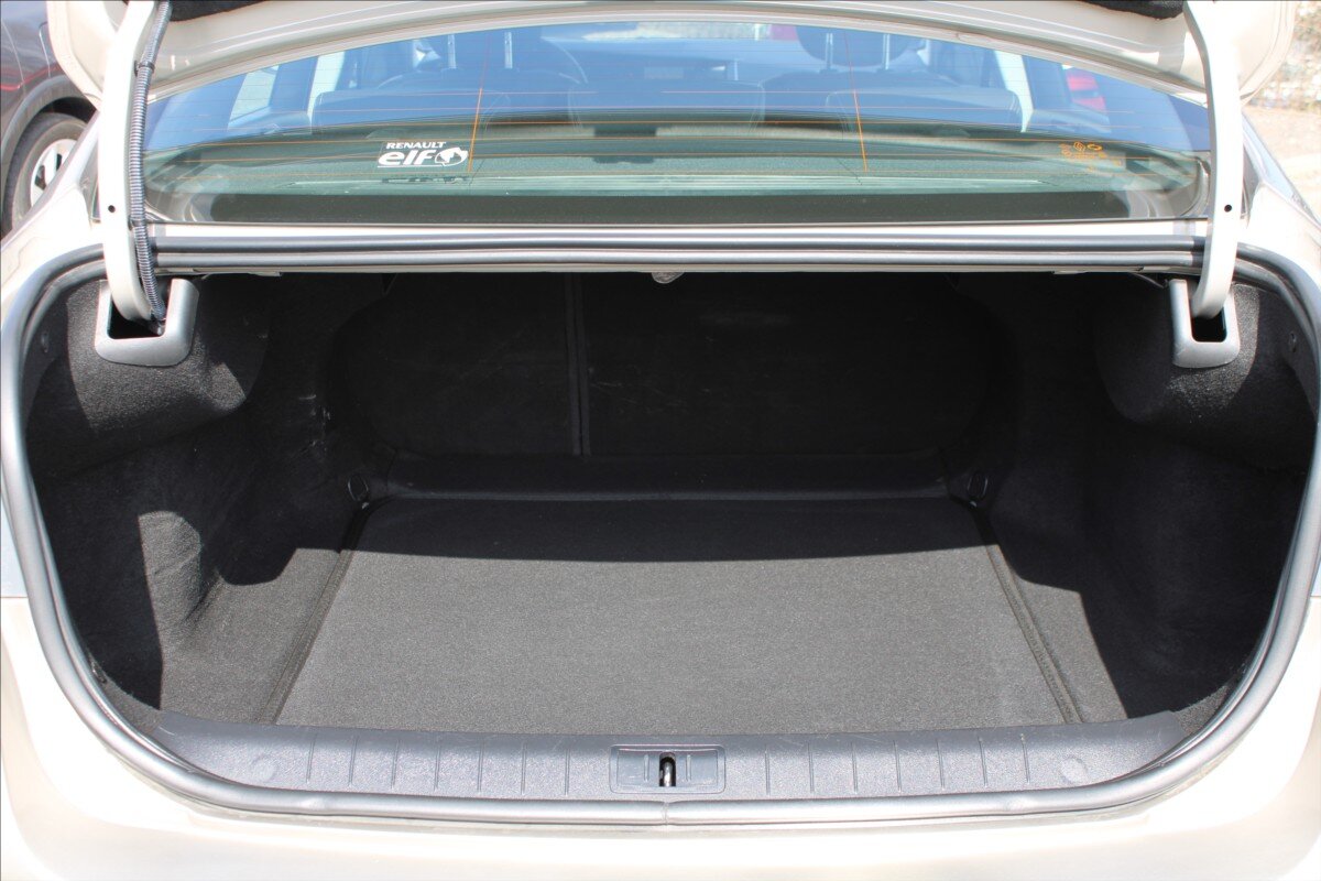 Renault Latitude Sedan / Limuzína 2,0 l 127 kw