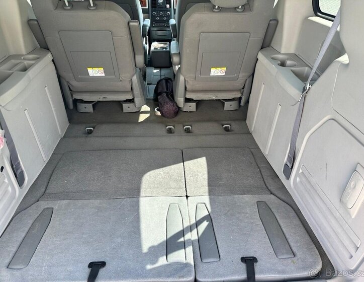 Chrysler Town & Country 14