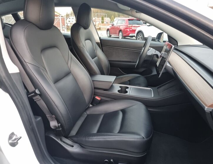 Tesla Model 3 Sedan / Limuzína 0,0 355 kw