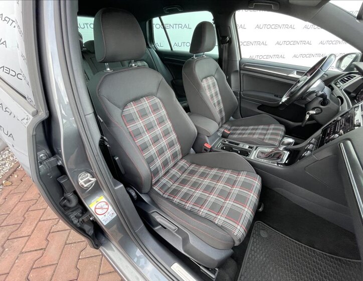 Volkswagen Golf Hatchback 2,0 l 210 kw