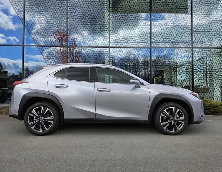 Lexus UX 250h 6