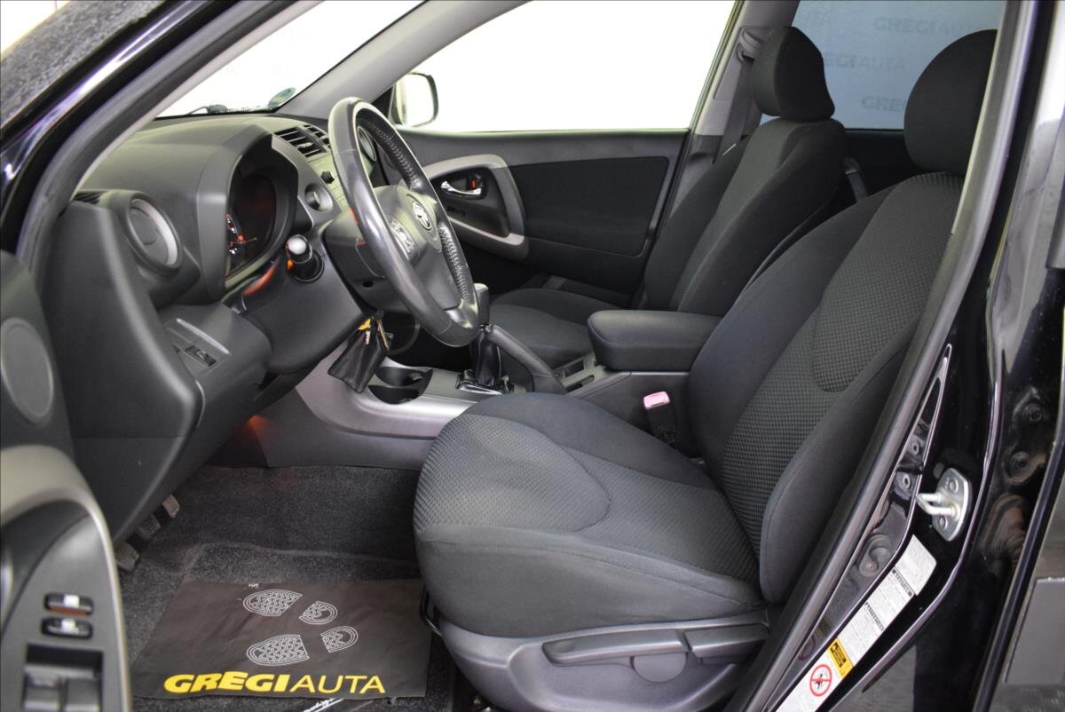 Toyota RAV4 SUV 2,0 l 112 kw