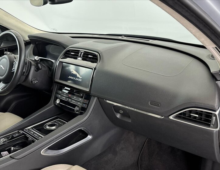 Jaguar F-Pace SUV / Terénní 2,0 l 132 kw
