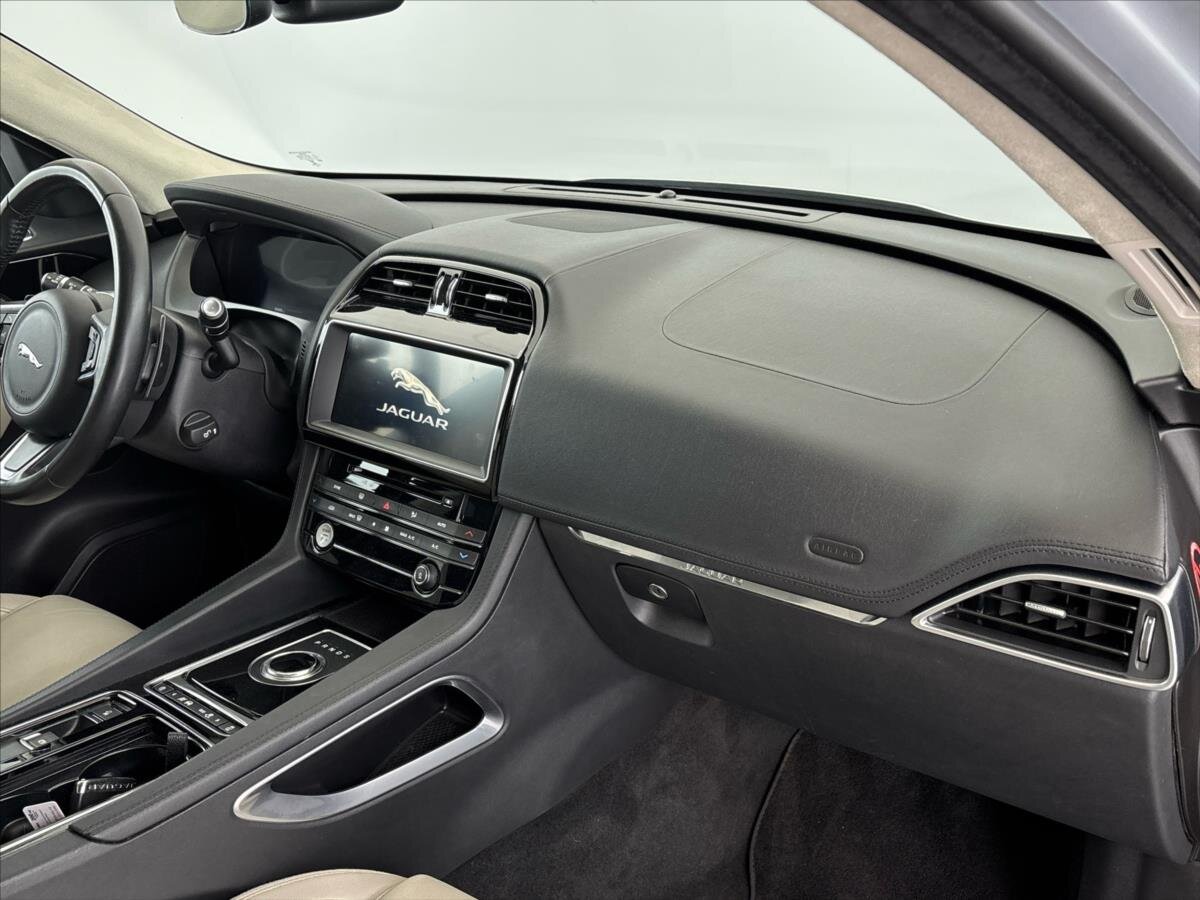 Jaguar F-Pace SUV / Terénní 2,0 l 132 kw