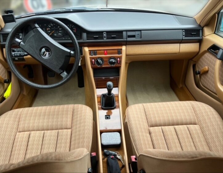 Mercedes-Benz 124 Sedan 2,3 l 97 kw