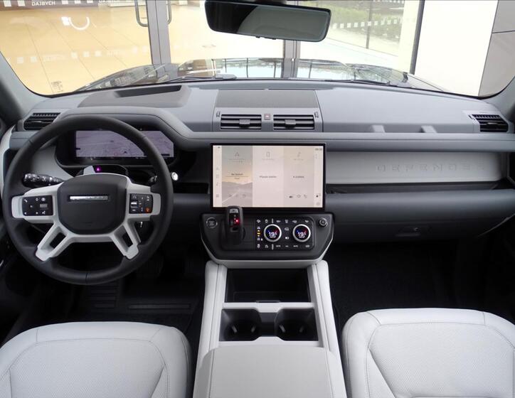 Land Rover Defender 9