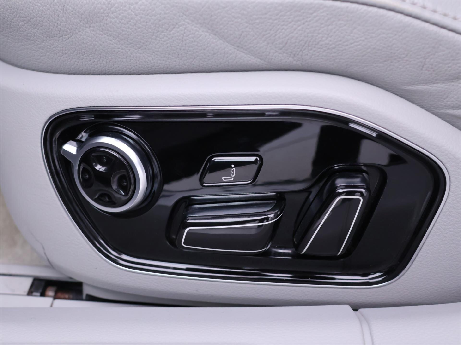 Audi A8 Sedan / Limuzína 4,2 l 273 kw