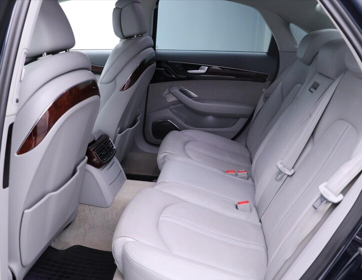 Audi A8 Sedan 4,2 l 273 kw