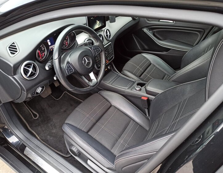 Mercedes-Benz GLA 10