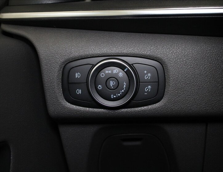 Ford Tourneo Custom MPV 2,0 l 136 kw