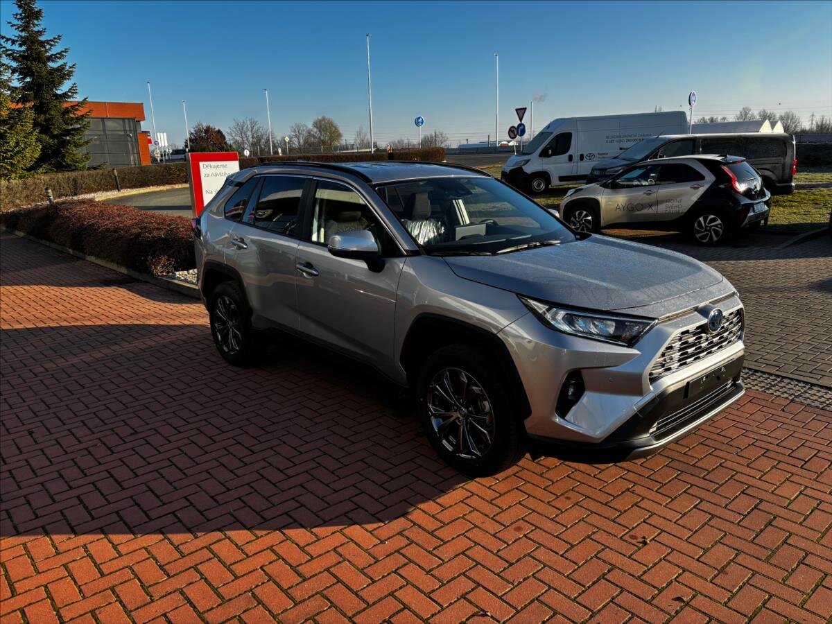 Toyota RAV4 SUV / Terénní 2,5 l 163 kw