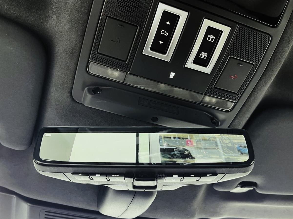 Land Rover Defender SUV / Terénní 4,4 l 467 kw