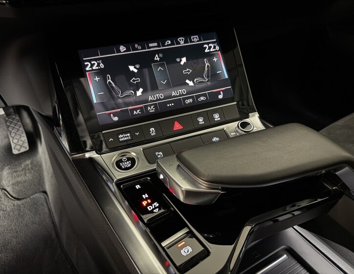 Audi e-tron SUV / Terénní 0,0 300 kw