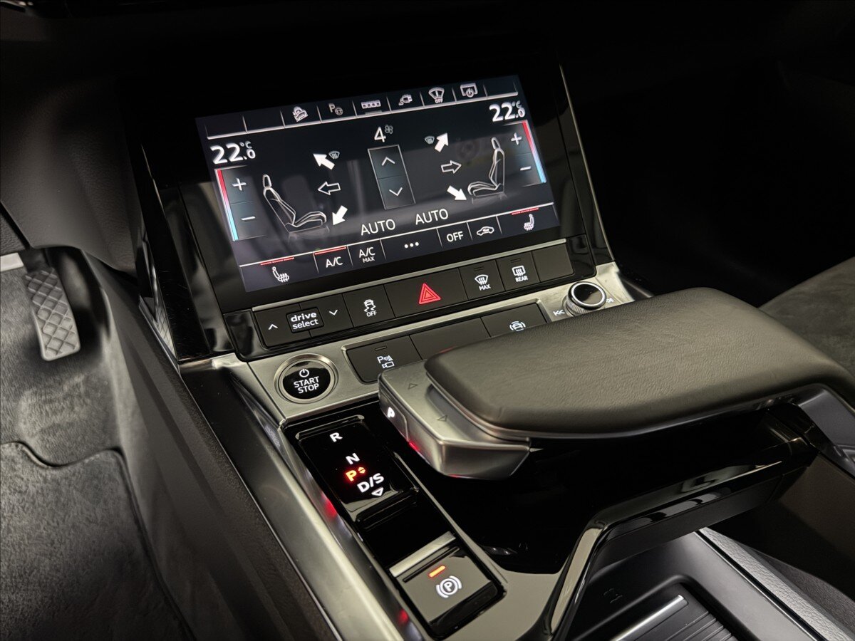 Audi e-tron SUV / Terénní 0,0 300 kw