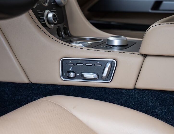 Aston Martin Rapide 8