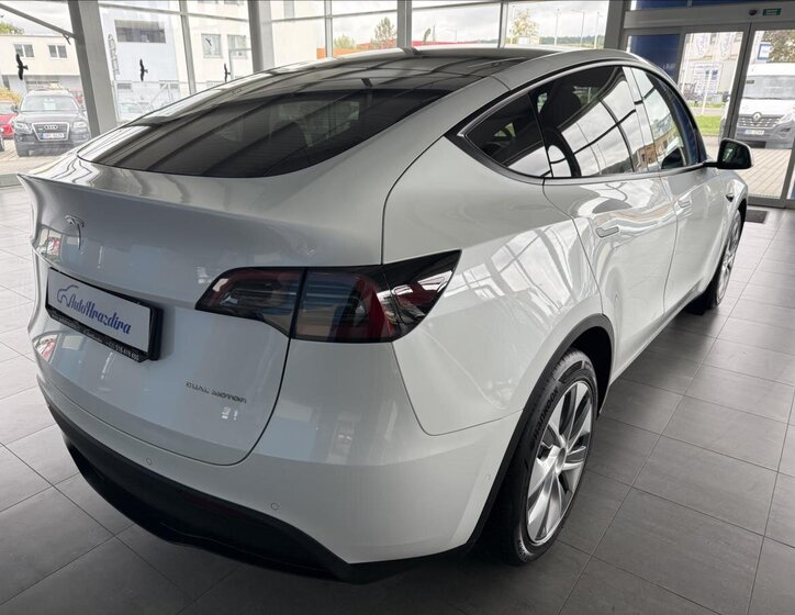 Tesla Model Y 6