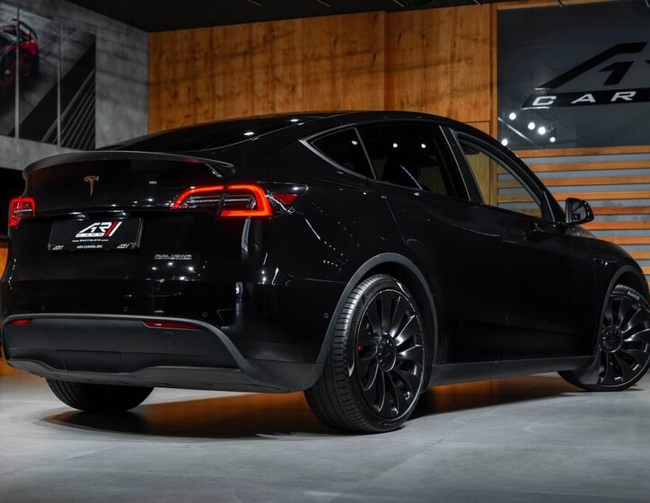 Tesla Model Y 24