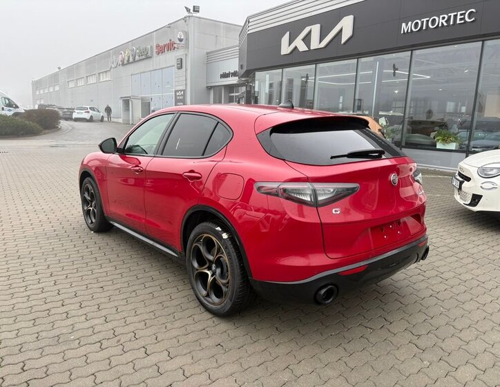 Alfa Romeo Stelvio 5