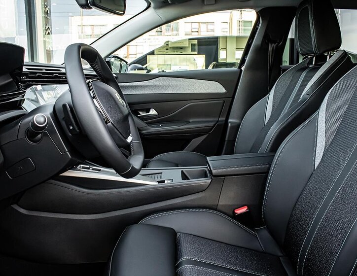 Peugeot 408 Liftback 1,2 l 105 kw