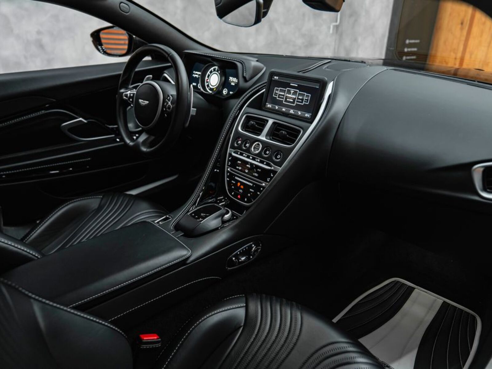 Aston Martin DB11 28
