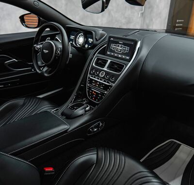 Aston Martin DB11 28