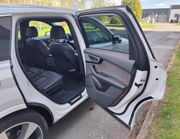 Audi Q7 24