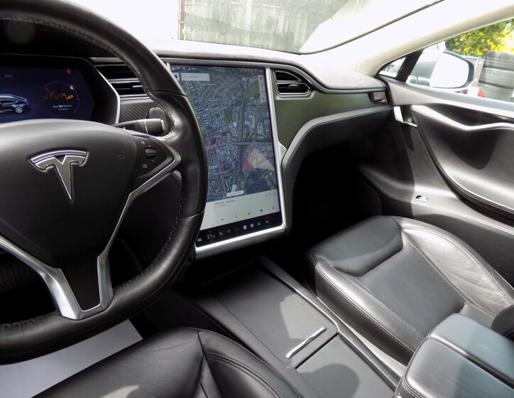 Tesla Model S 24