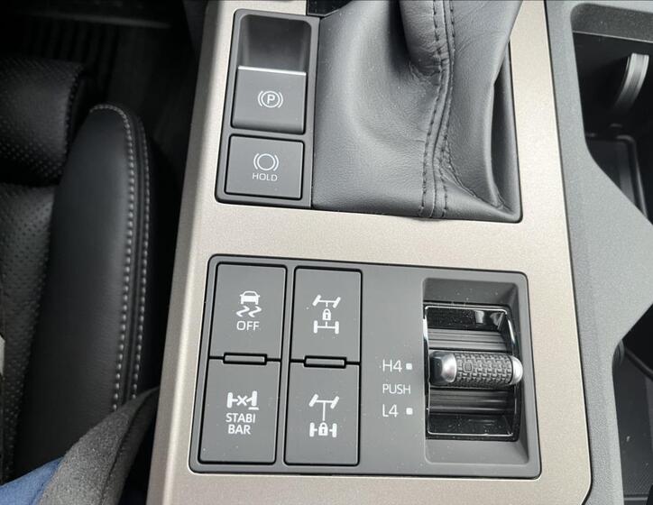 Toyota Land Cruiser 26