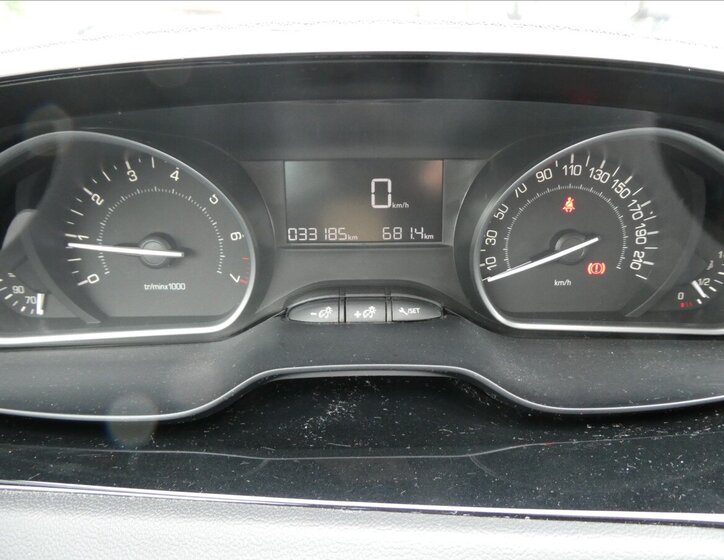 Peugeot 208 Hatchback 1,2 l 61 kw