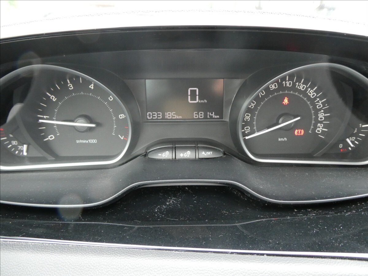 Peugeot 208 Hatchback 1,2 l 61 kw