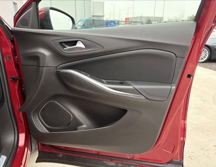 Opel Grandland X Sedan / Limuzína 1,2 l 96 kw