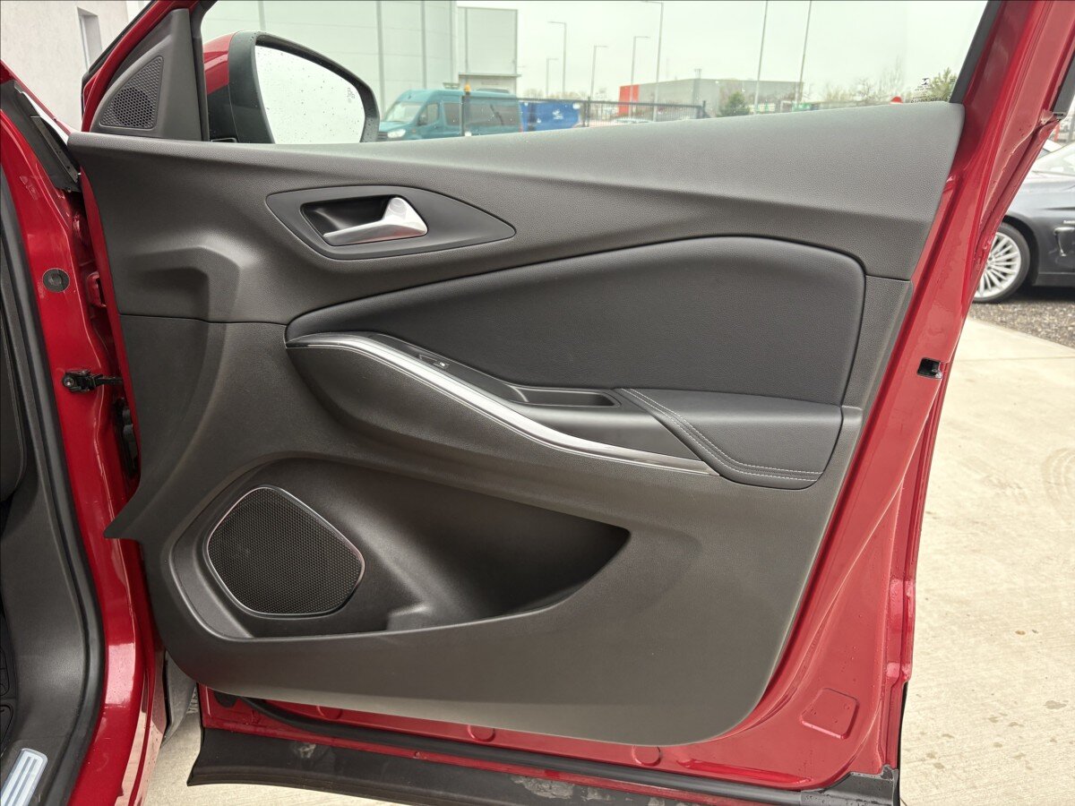 Opel Grandland X Sedan / Limuzína 1,2 l 96 kw