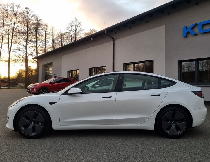 Tesla Model 3 Sedan / Limuzína 0,0 355 kw