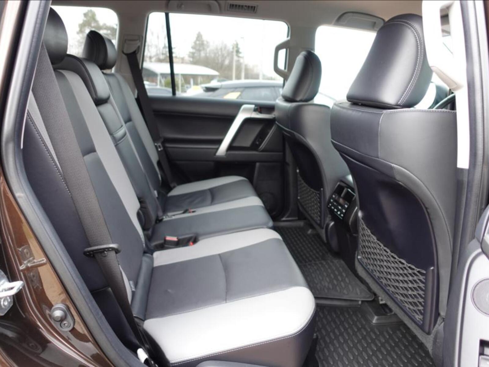 Toyota Land Cruiser 13