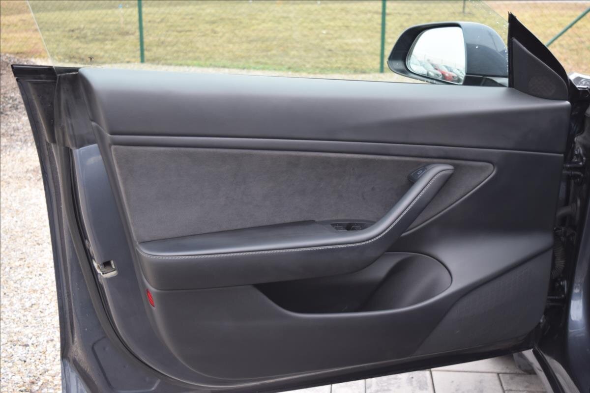 Tesla Model 3 Sedan 0,0 366 kw