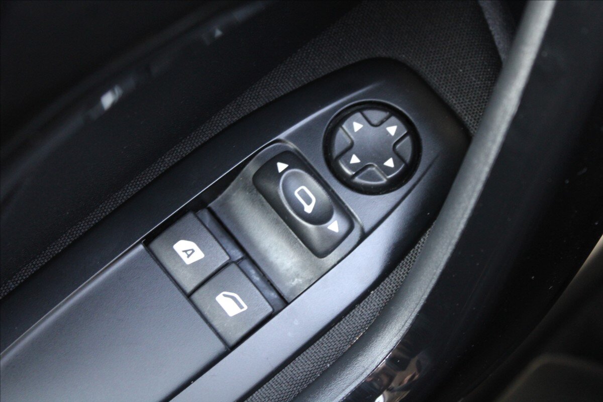 Peugeot 208 Hatchback 1,2 l 60 kw