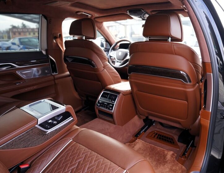 BMW Řada 7 Sedan / Limuzína 6,6 l 430 kw