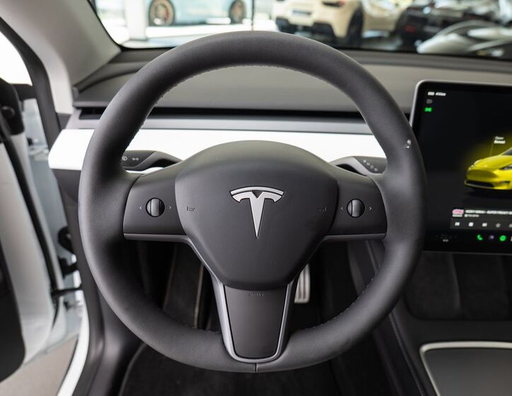 Tesla Model Y 6