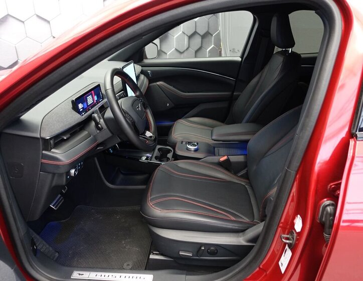 Ford Mustang Mach-E SUV 0,0 198 kw