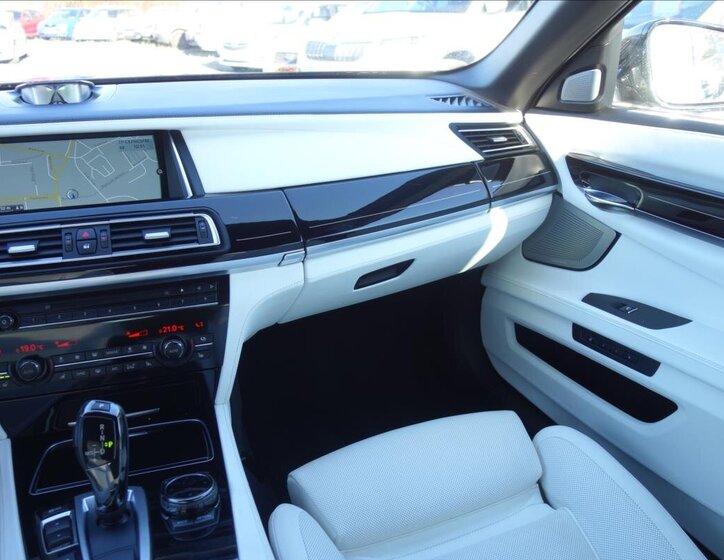 BMW Řada 7 Sedan 4,4 l 330 kw